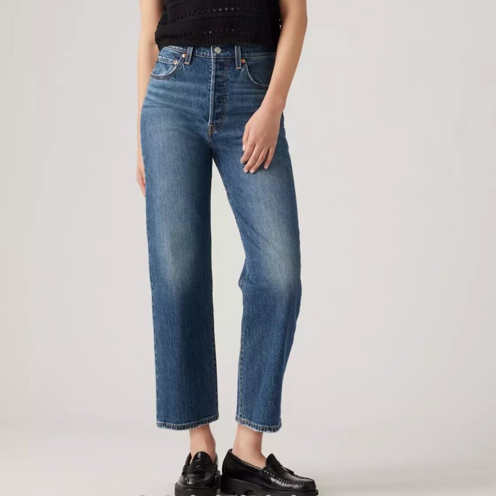 Levi’s Ribcage High Rise Straight Jeans, Size 26 (Cropped Ankle)